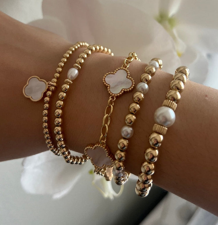 Gold plated chain bracelet with mother of pearl clover 